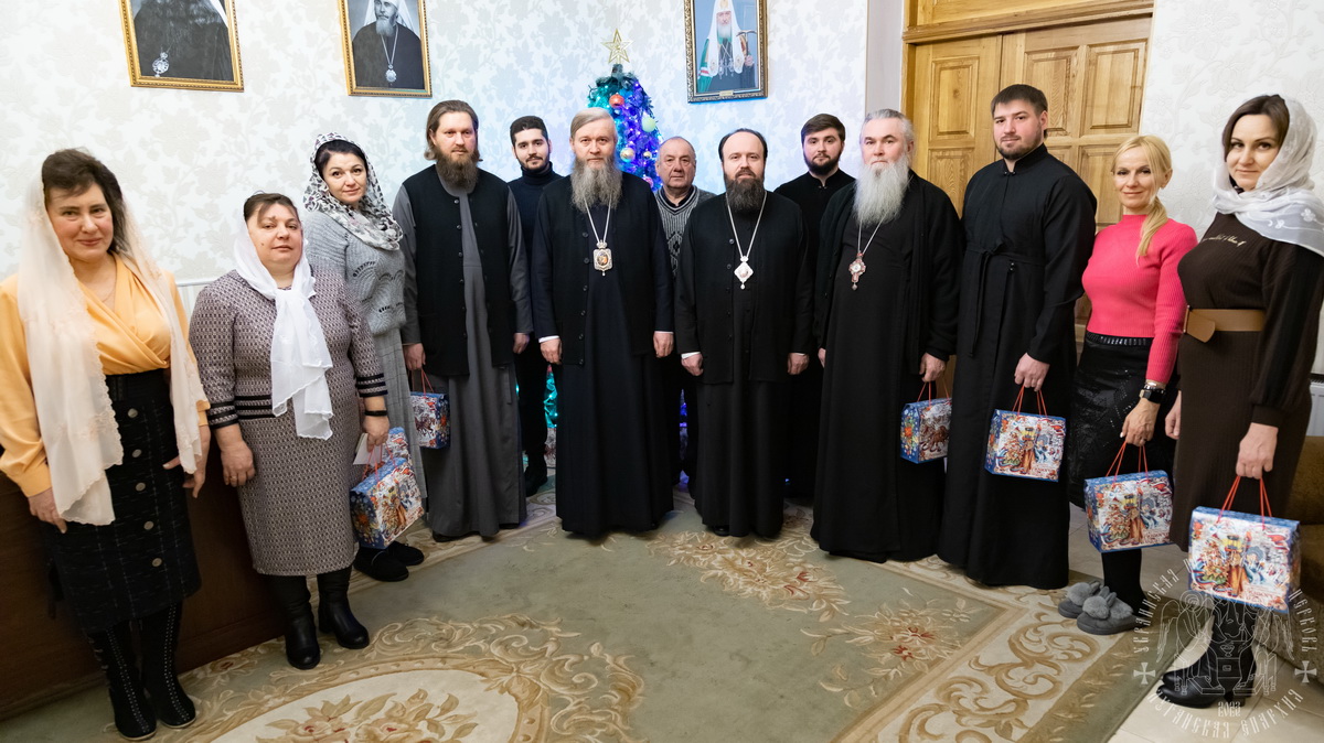 Вы сейчас просматриваете Луганск. Сотрудники Епархиального управления поздравили владыку с Рождеством Христовым