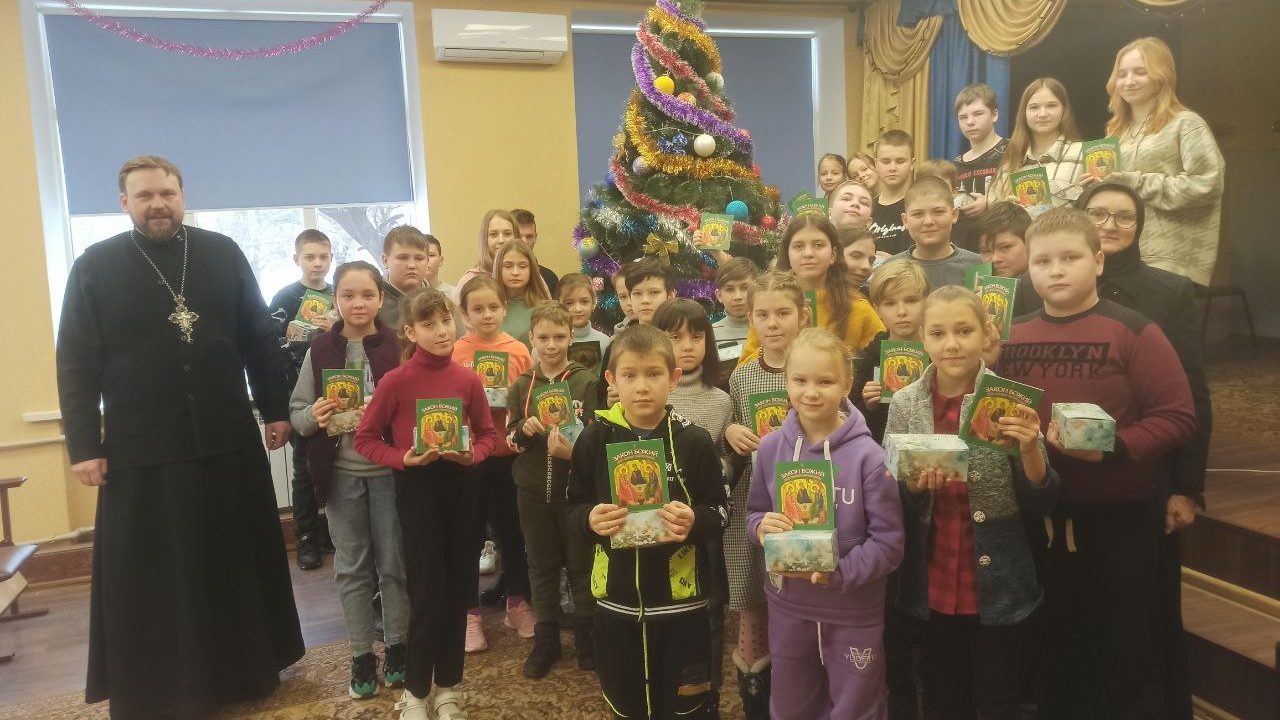 Read more about the article Новоайдар. Благочинный поздравил детей школы-интерната с Рождеством Христовым