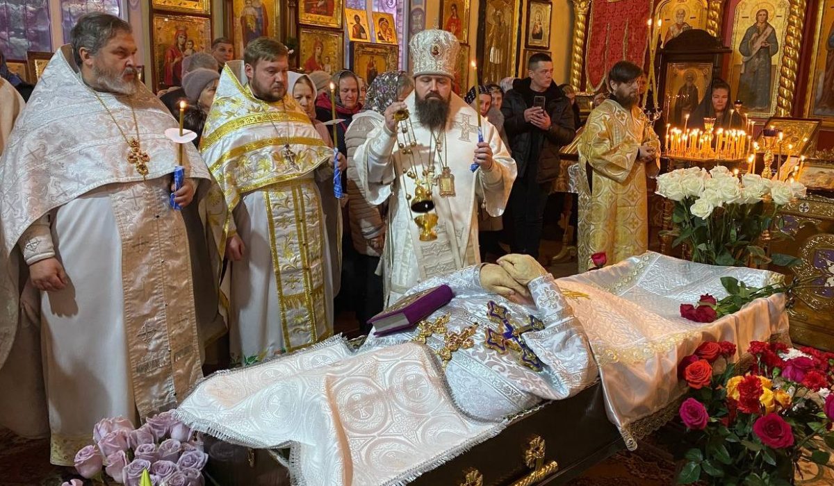Луганск. Викарий Луганской епархии совершил чин отпевания новопреставленного протоиерея Георгия Блощицы