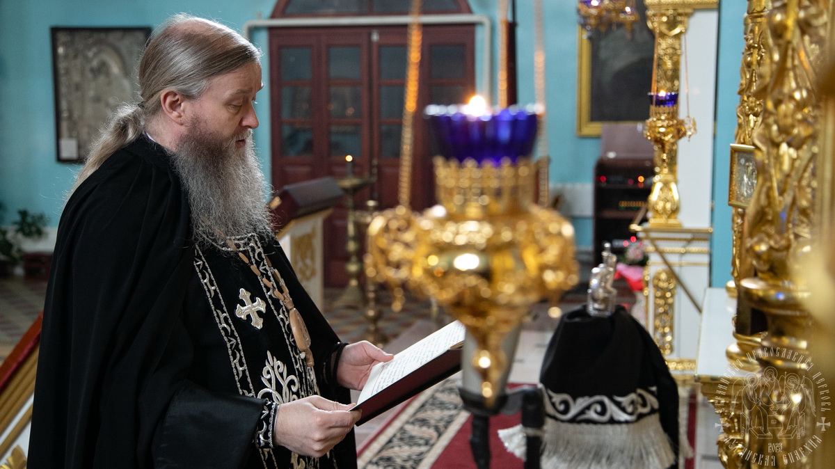 Read more about the article Луганск. Митрополит Пантелеимон совершил уставные Великопостные богослужения