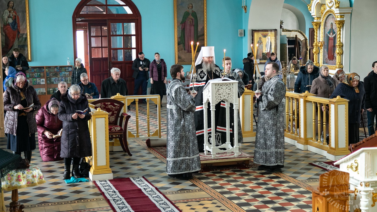 You are currently viewing Луганск. Митрополит Пантелеимон совершил чтение 1-й части Великого покаянного канона