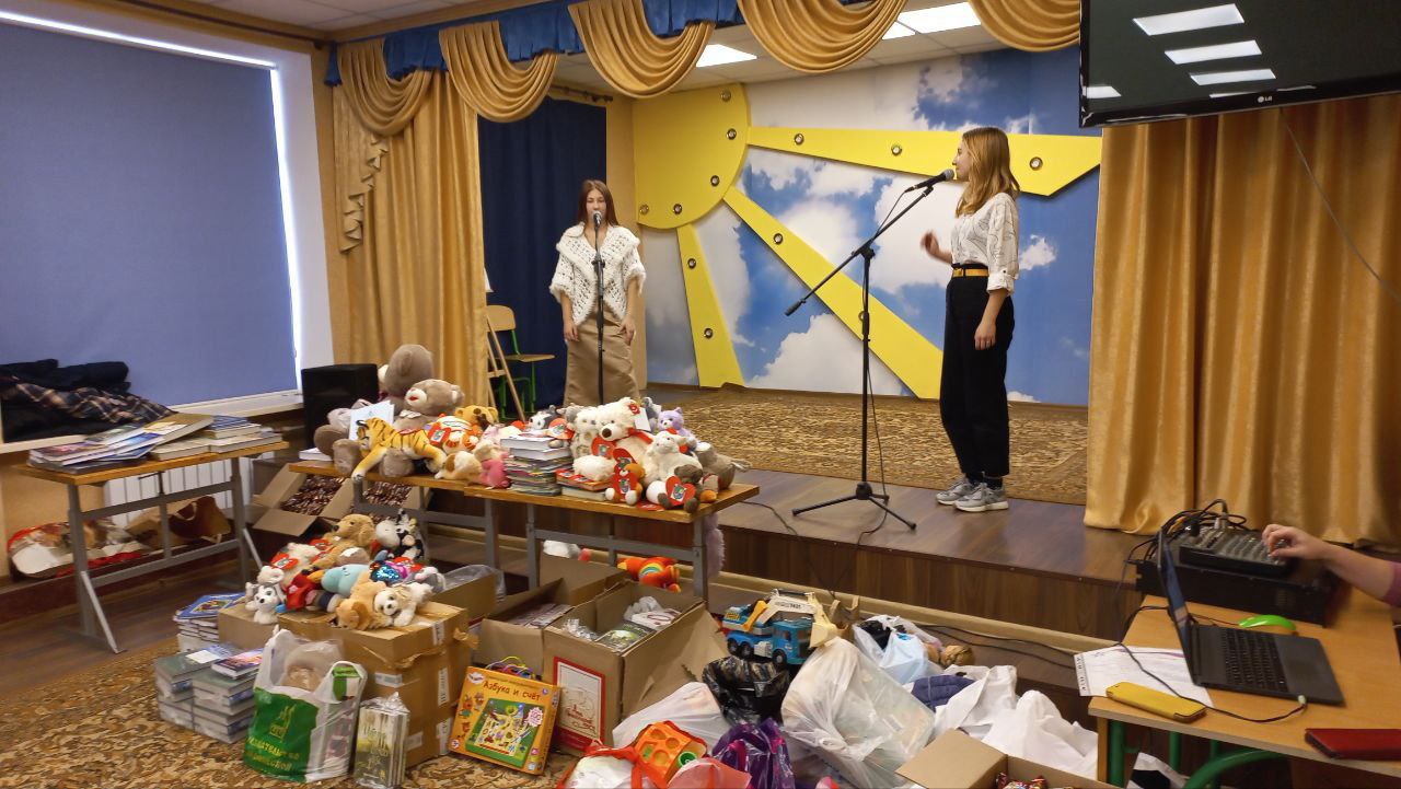 Подробнее о статье Новоайдар. Детям санаторной школы-интерната привезли подарки