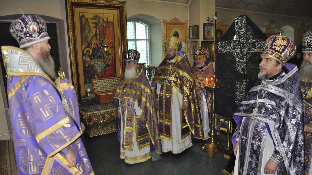 Read more about the article Новоайдар. Правящий архиерей совершил соборное богослужение с духовенством трёх благочиний