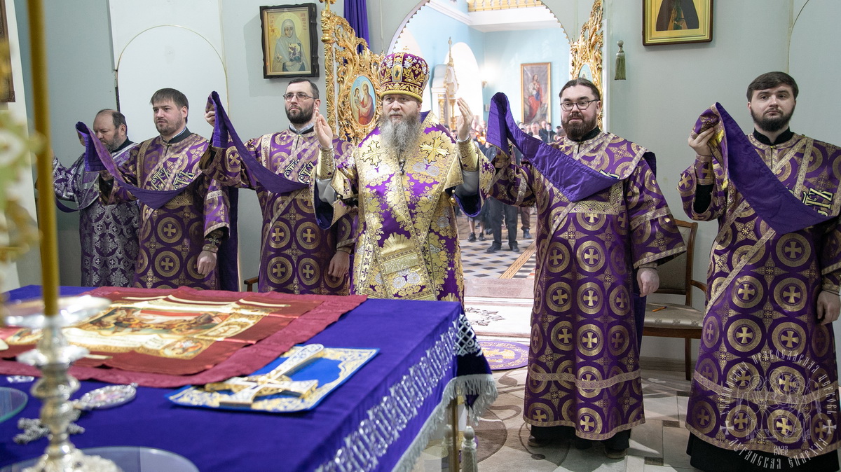 Луганск. Правящий архиерей совершил воскресное богослужение в кафедральном соборе