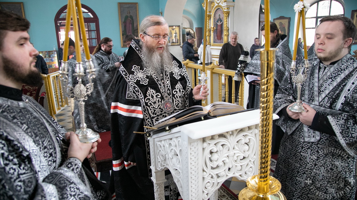 Read more about the article Луганск. Митрополит Пантелеимон совершил третье чинопоследование Пассии