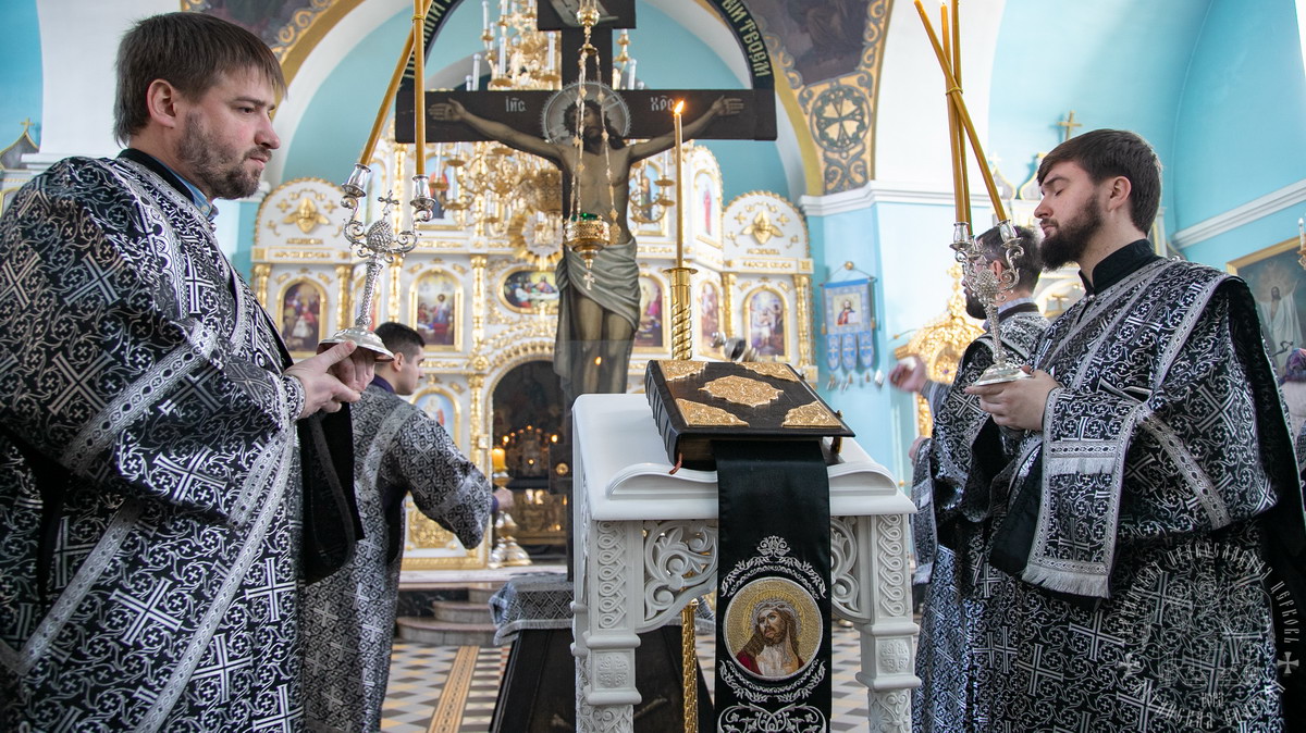 Подробнее о статье Луганск. Митрополит Пантелеимон совершил четвертое чинопоследование Пассии