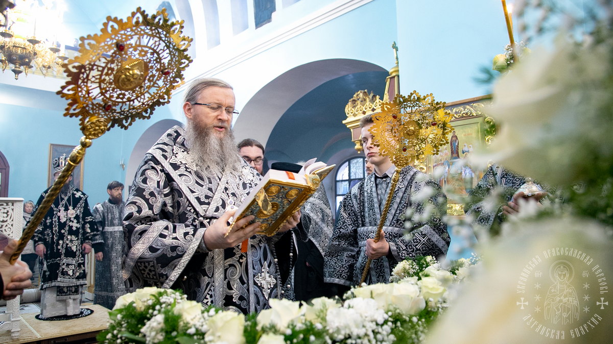 Подробнее о статье Луганск. Архипастыри совершили Утреню Великой Субботы и чин погребения Плащаницы