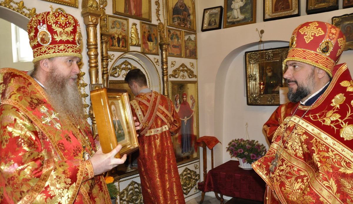 Луганск. Правящий архиерей поздравил с юбилейными датами настоятеля Свято-Покровского храма