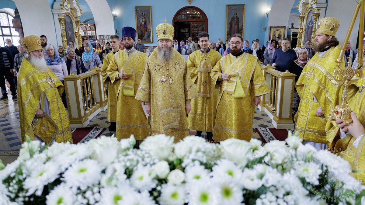 Луганск. Архипастырь совершил воскресное богослужение в кафедральном соборе