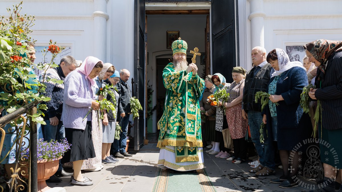 Вы сейчас просматриваете Беловодск. В день Святой Троицы, митрополит Пантелеимон возглавил престольное торжество