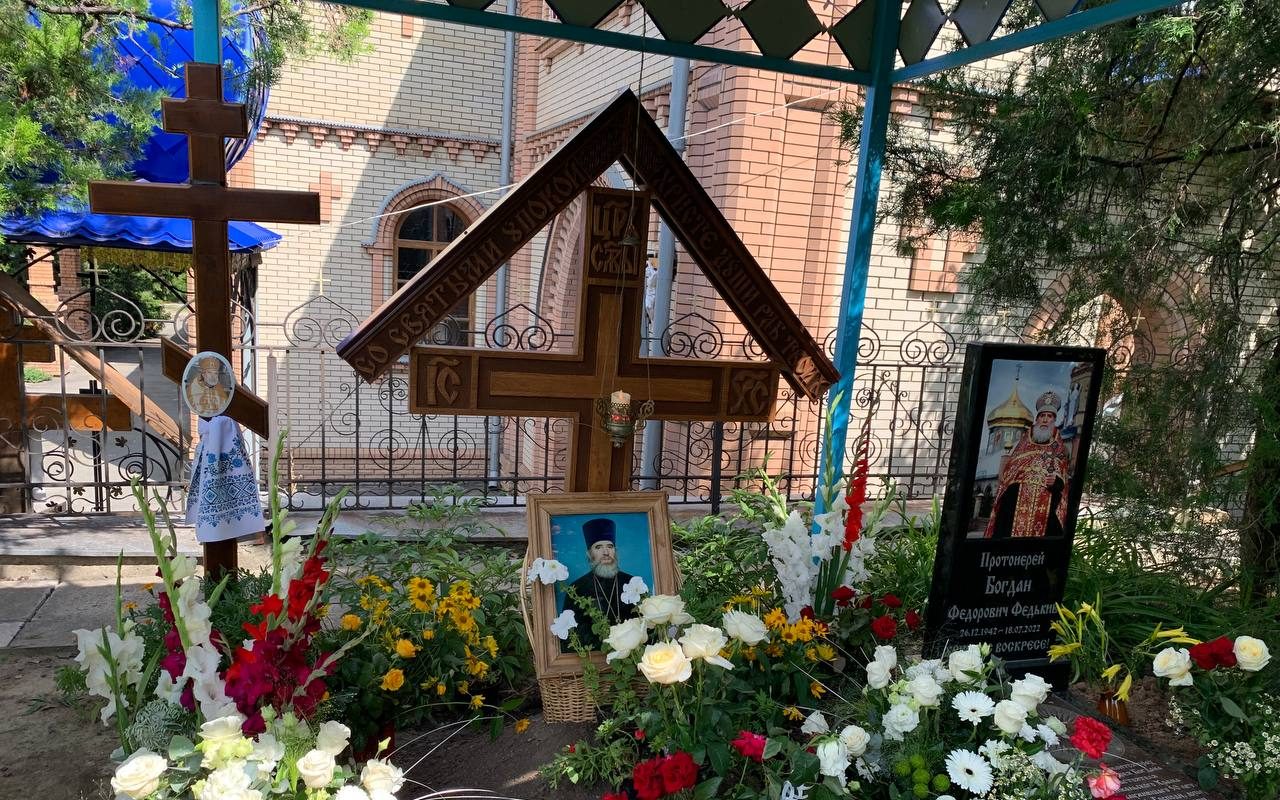 Луганск. Собор духовенства совершил заупокойное богслужение