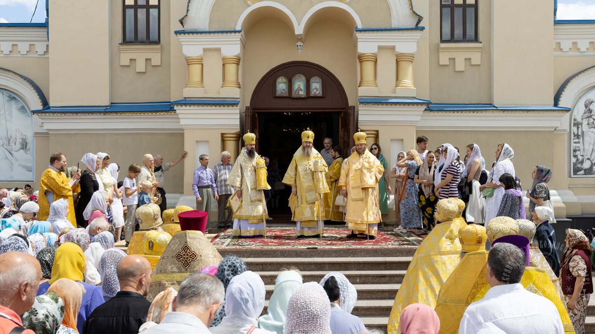 Подробнее о статье Луганск. Архипастыри возглавили празднование Престольного дня кафедрального собора