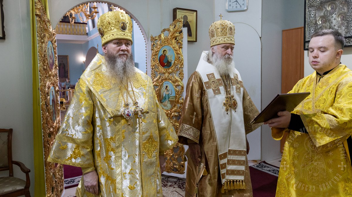 Подробнее о статье Луганск. Архиерейское богослужение в день рождества святителя Николая Чудотворца