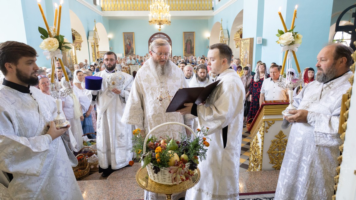 Вы сейчас просматриваете Луганск. Правящий архиерей возглавил богослужение в праздник Преображения Господня