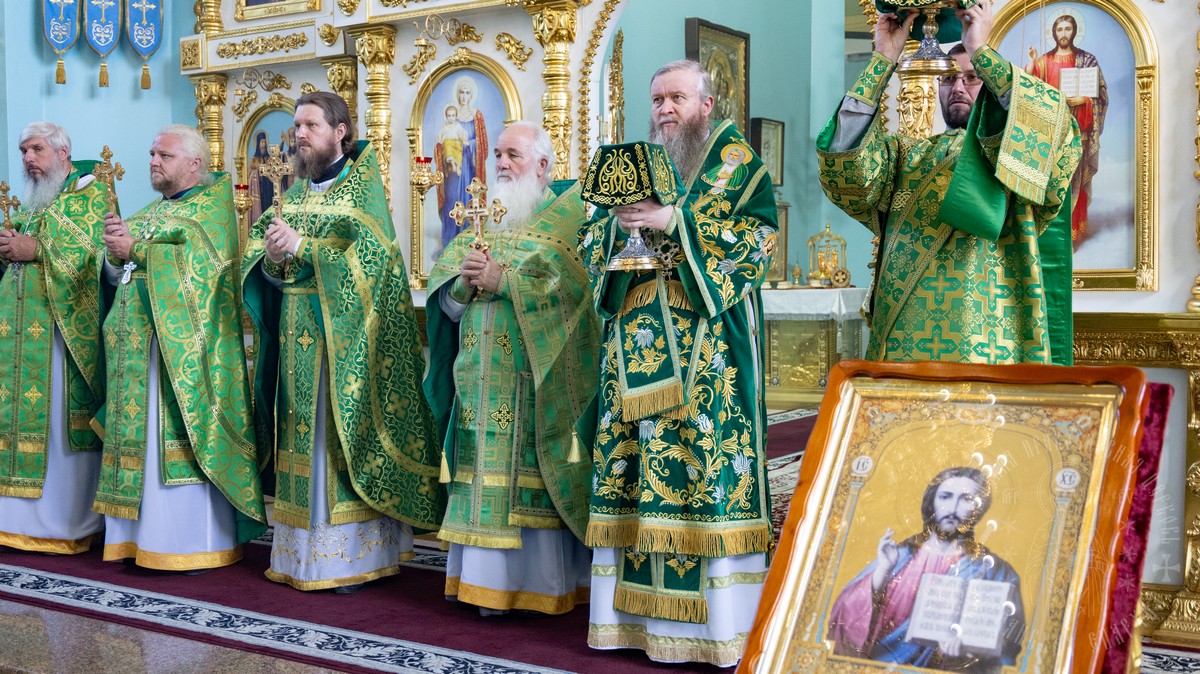 Вы сейчас просматриваете Луганск. Митрополит Пантелеимон совершил Литургию в кафедральном соборе