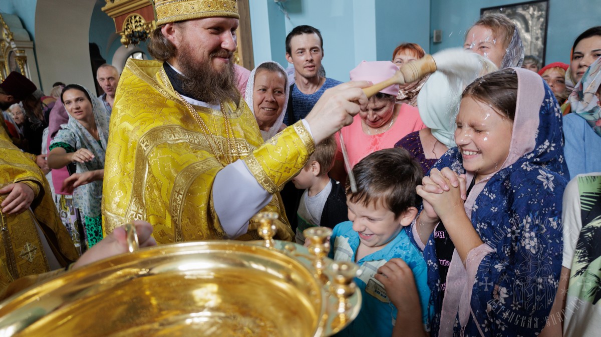 Вы сейчас просматриваете Луганск. Митрополит Пантелеимон совершил воскресное богослужение в кафедральном соборе
