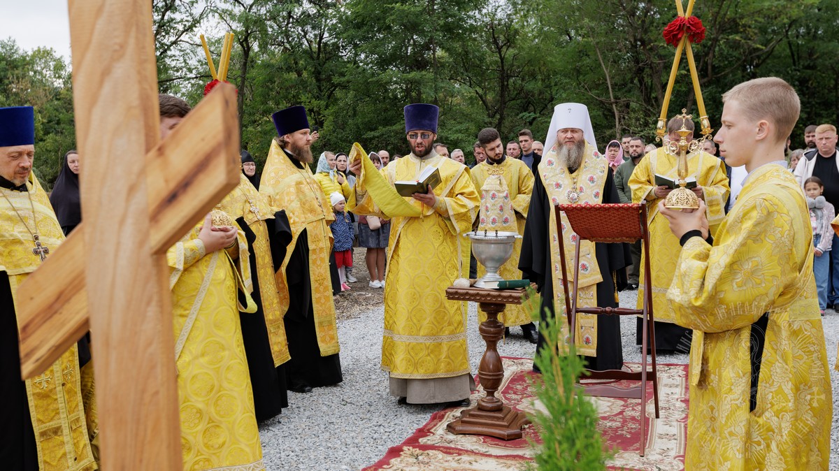 Луганск. Митрополит Пантелеимон освятил место под строительство нового храма