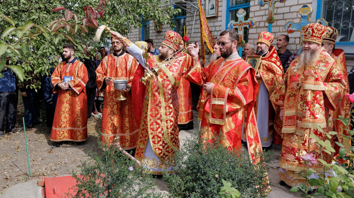 Вы сейчас просматриваете Луганск. Митрополит Пантелеимон возглавил престольный праздник Свято-Усекновенского храма