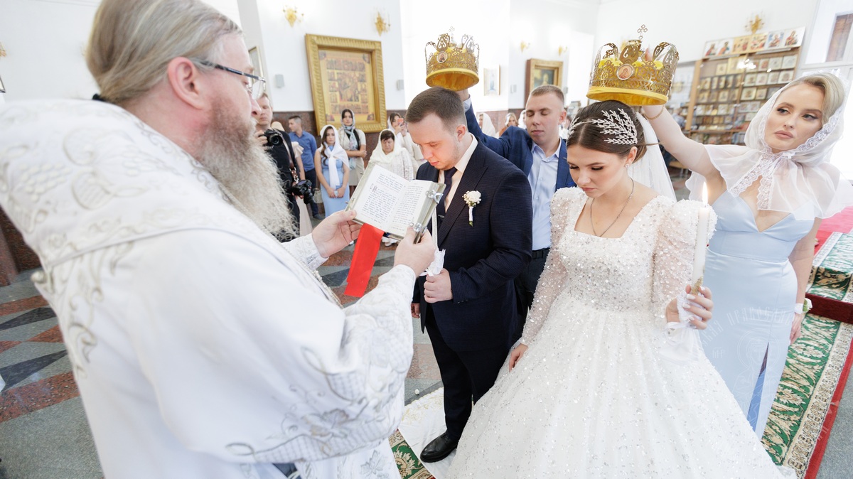 Подробнее о статье Луганск. Митрополит Пантелеимон совершил Таинство Венчания