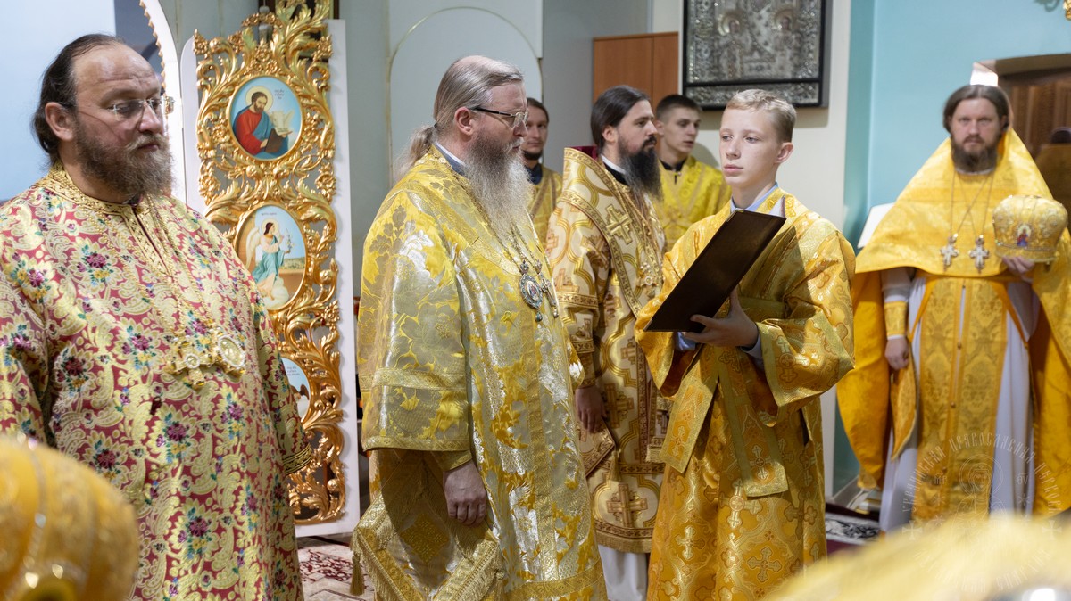 Подробнее о статье Луганск. Митрополит Пантелеимон молитвенно встретил 15-летие архиерейской хиротонии