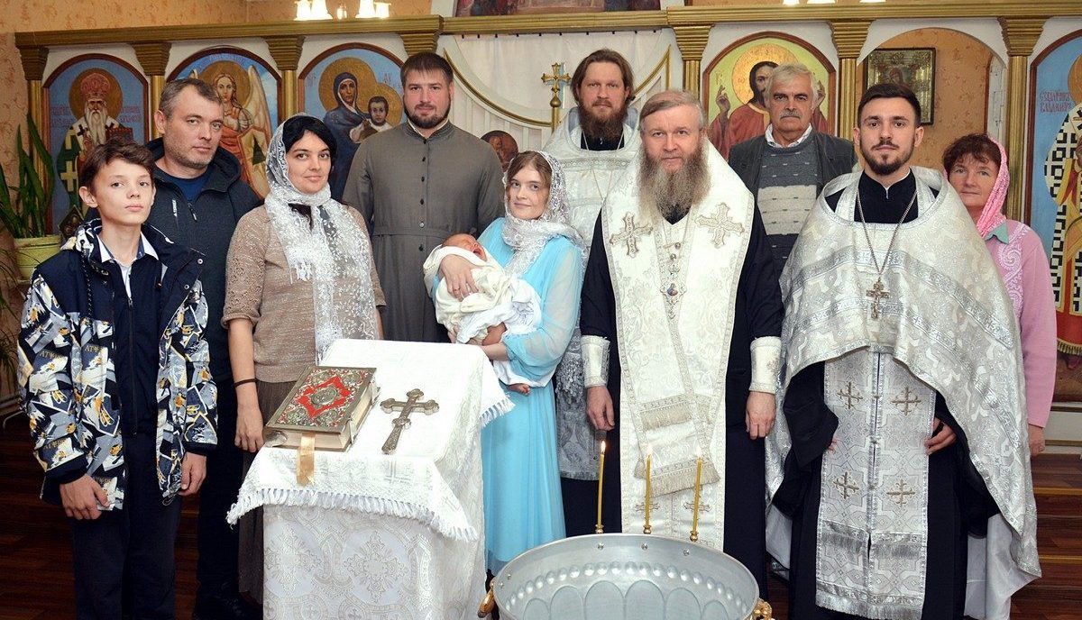 Подробнее о статье Луганск. Митрополит Пантелеимон совершил Таинство Крещения