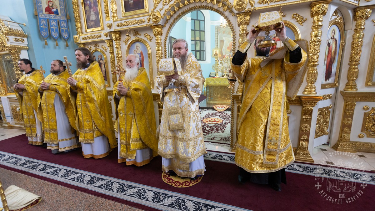 Вы сейчас просматриваете Луганск. Митрополит Пантелеимон совершил воскресное богослужение в кафедральном соборе