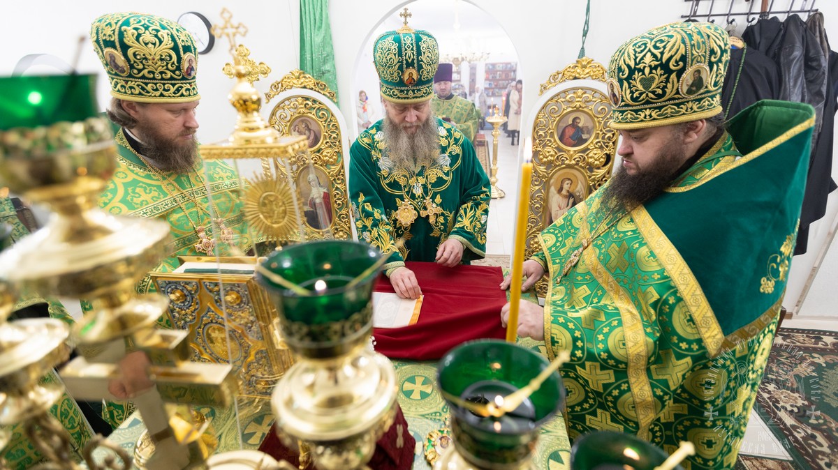 Вы сейчас просматриваете Луганск. Митрополит Пантелеимон возглавил престольный праздник храма прп. Нестора Летописца