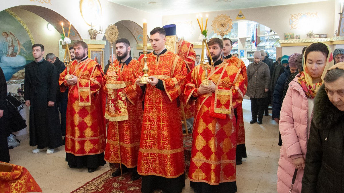 Вы сейчас просматриваете Луганск. Митрополит Пантелеимон возглавил престольный праздник храма святой вмц. Екатерины