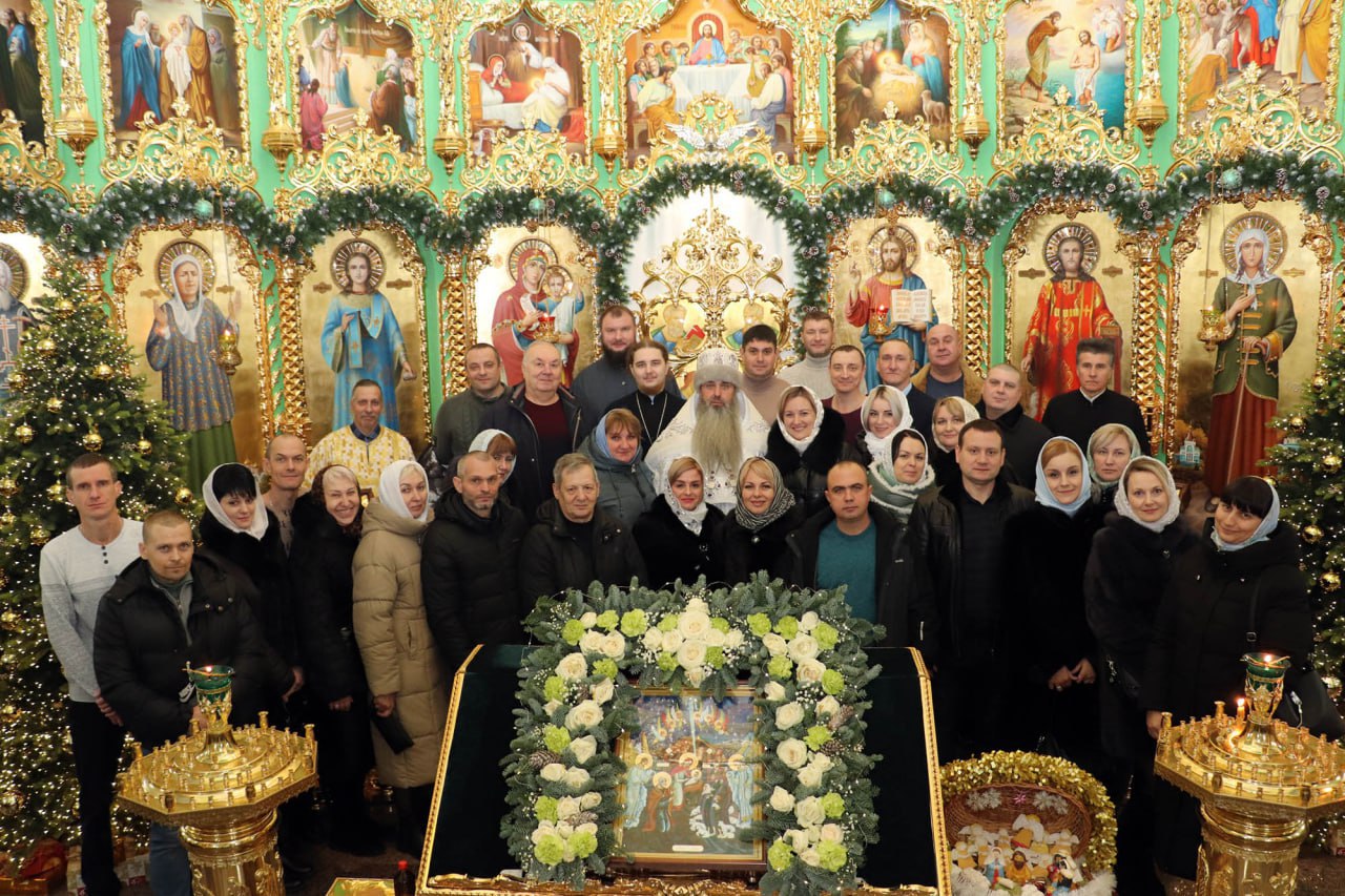Луганск. Труженики завода «Агат» поздравили настоятеля храма с Рождеством Христовым
