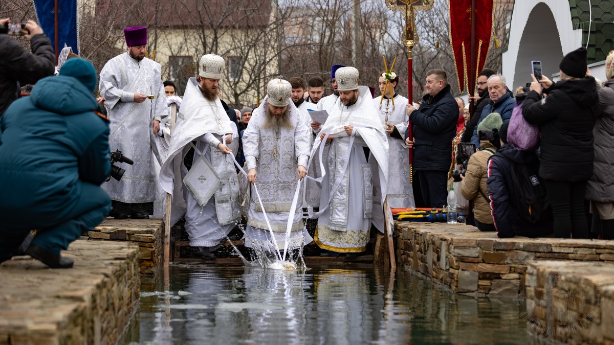 Луганск. Митрополит Пантелеимон совершил праздничное богослужение и освятил Крещенскую купель