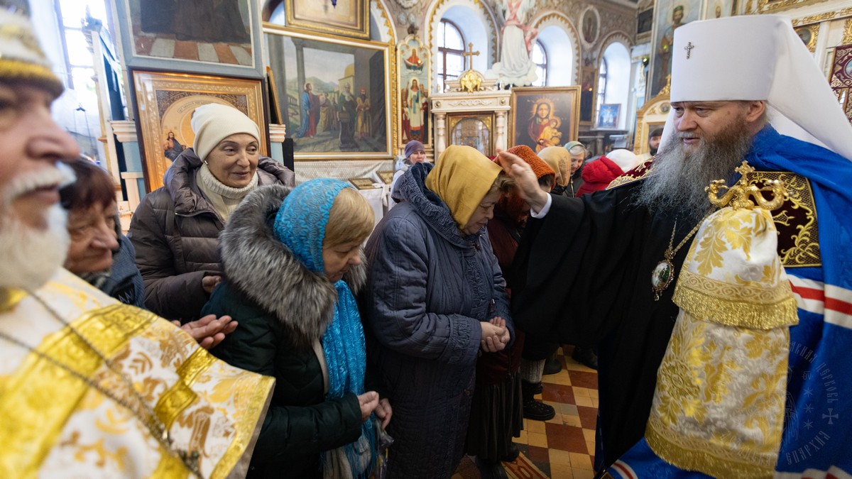 Вы сейчас просматриваете Луганск. Митрополит Пантелеимон совершил воскресное богослужение в Николо-Преображенском соборе