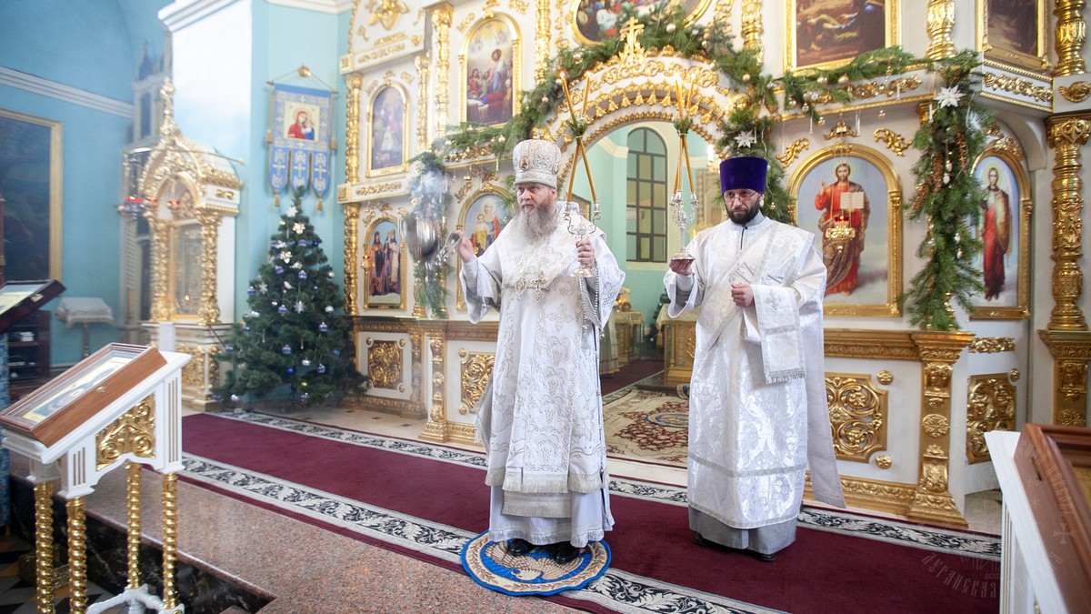 Подробнее о статье Луганск. В Рождественский сочельник митрополит Пантелеимон совершил богослужение в кафедральном соборе