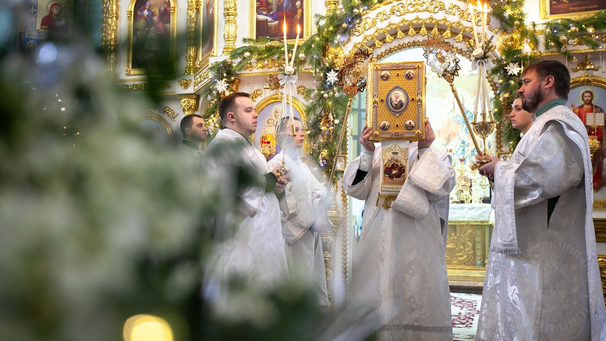 Вы сейчас просматриваете Луганск. Митрополит Пантелеимон совершил Великое повечерие и Утреню праздника Рождества Христова