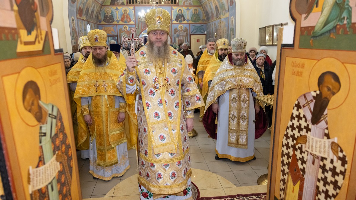 Луганск. Правящий архиерей возглавил престольный праздник храма святителя Иоанна Златоуста
