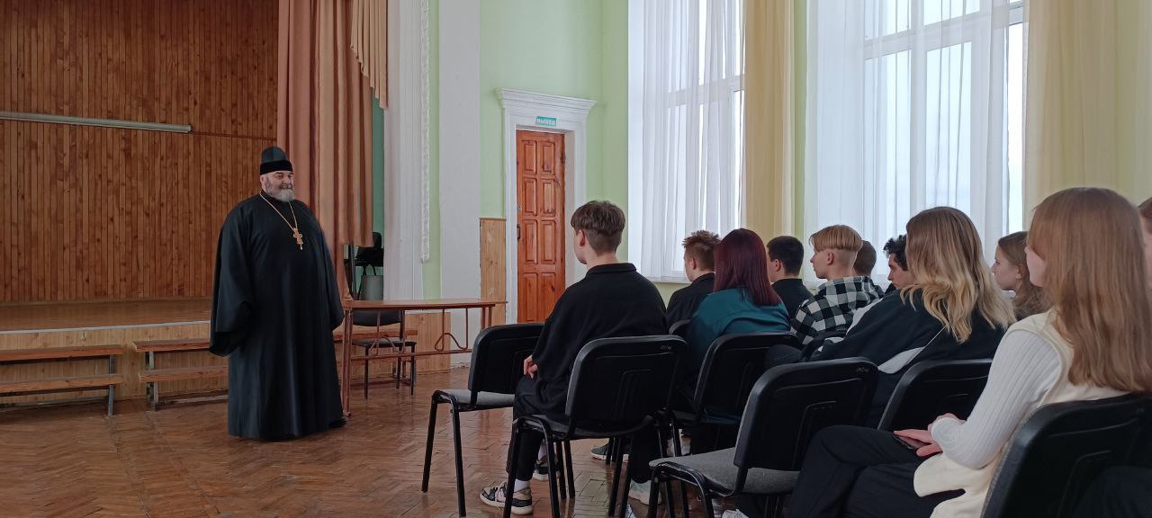Луганск. Руководитель молодежного отдела провел беседу со школьниками