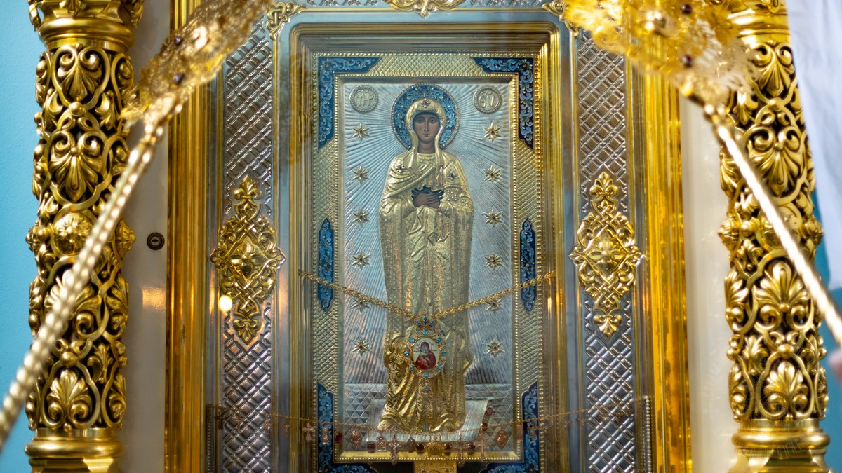 Луганск. Правящий архиерей совершил молебное пение с акафистом у Луганской иконы Божией Матери