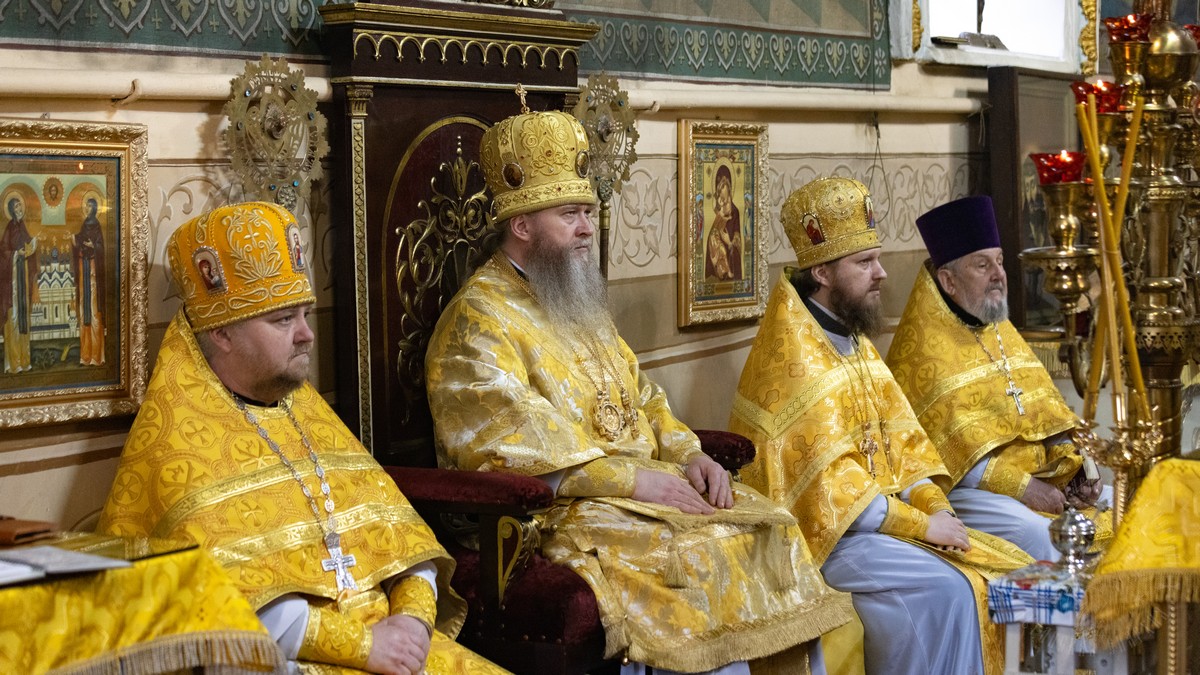 Луганск. В Прощеное воскресенье, митрополит Пантелеимон совершил богослужение в Николо-Преображенском соборе