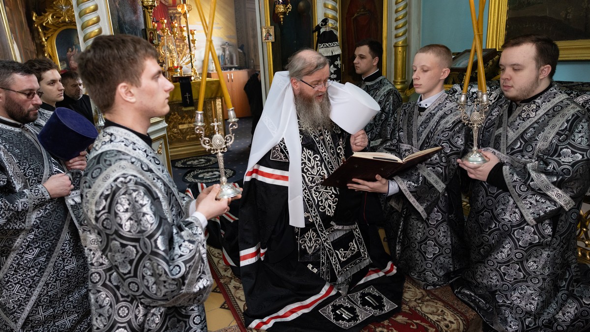Вы сейчас просматриваете Луганск. Митрополит Пантелеимон совершил Вечерню с Чином прощения в кафедральном соборе