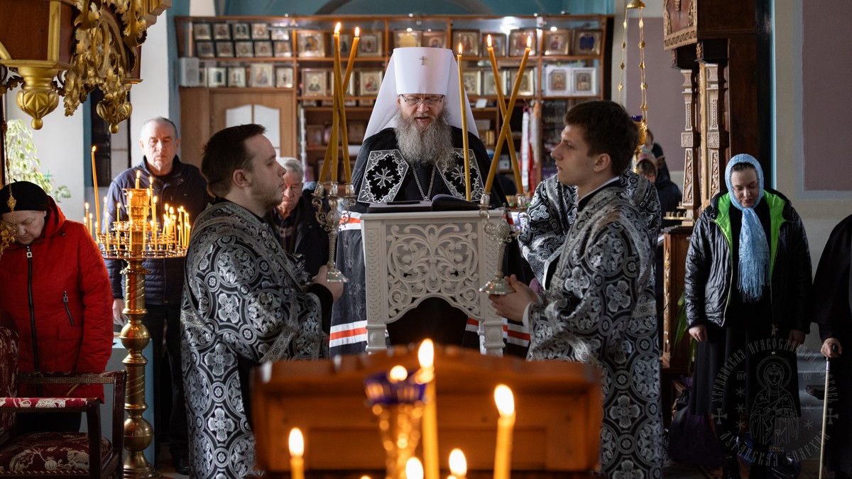 Подробнее о статье Луганск. Митрополит Пантелеимон совершил чтение 1-й части Великого покаянного канона