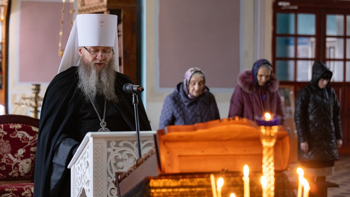 Луганск. Митрополит Пантелеимон молился за уставными Великопостными богослужениями