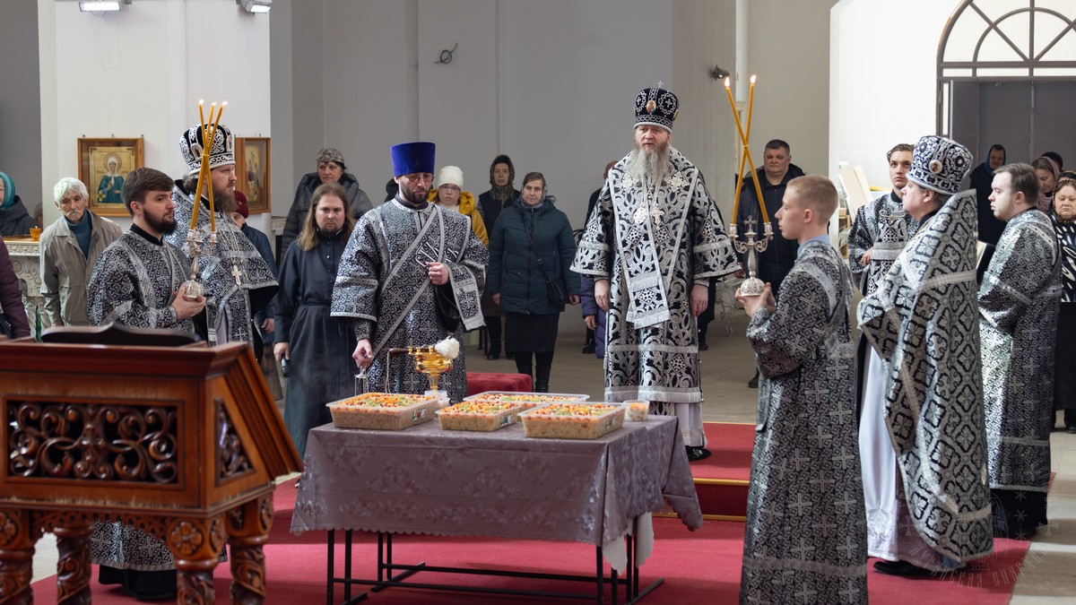 Подробнее о статье Луганск. Митрополит Пантелеимон совершили Литургию Преждеосвященных Даров