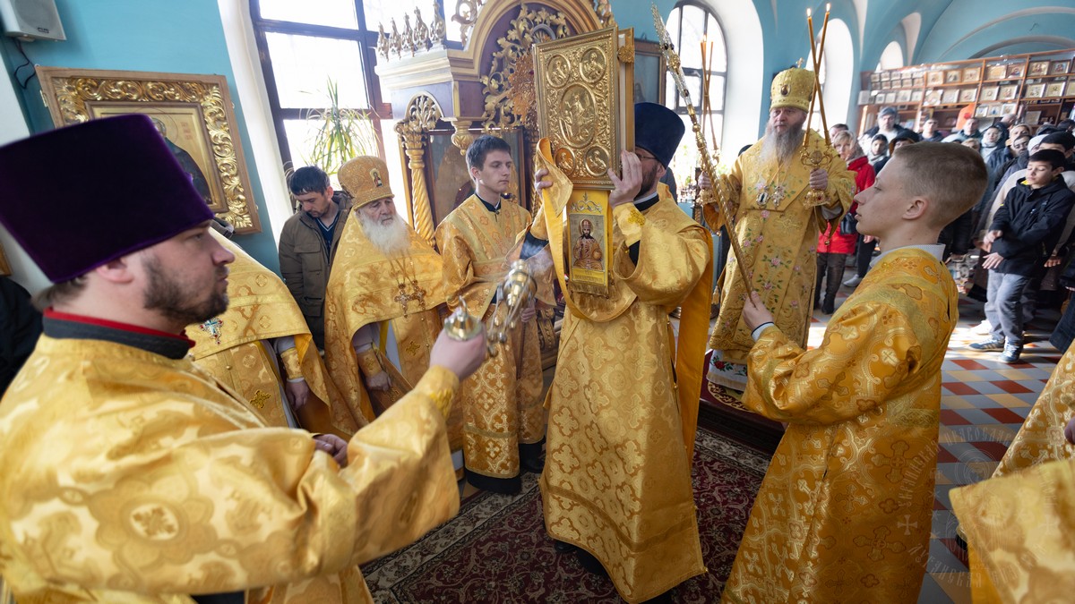 Подробнее о статье Луганск. Митрополит Пантелеимон совершил богослужение Недели Торжества Православия