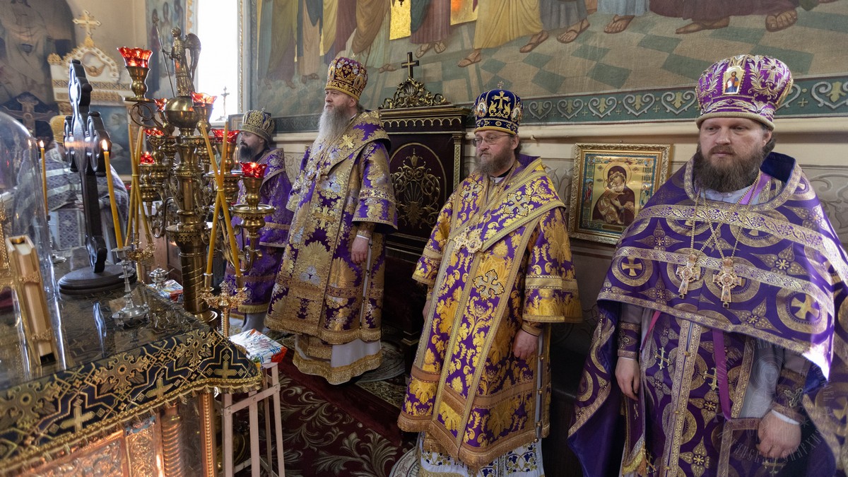 Луганск. Архипастыри совершили соборное воскресное богослужение