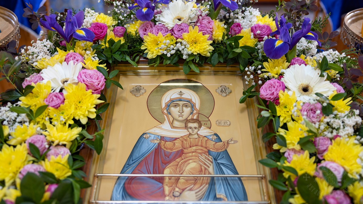 Вы сейчас просматриваете Луганск. Митрополит Пантелеимон совершил богослужение в храме иконы Божией Матери «Аз есмь с вами и никтоже на вы»