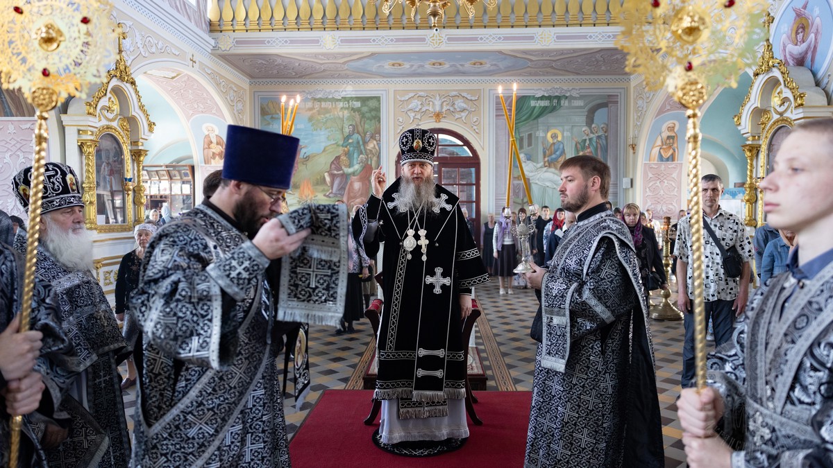 Вы сейчас просматриваете Луганск. В Великую Среду митрополит Пантелеимон совершил Литургию Преждеосвященных Даров