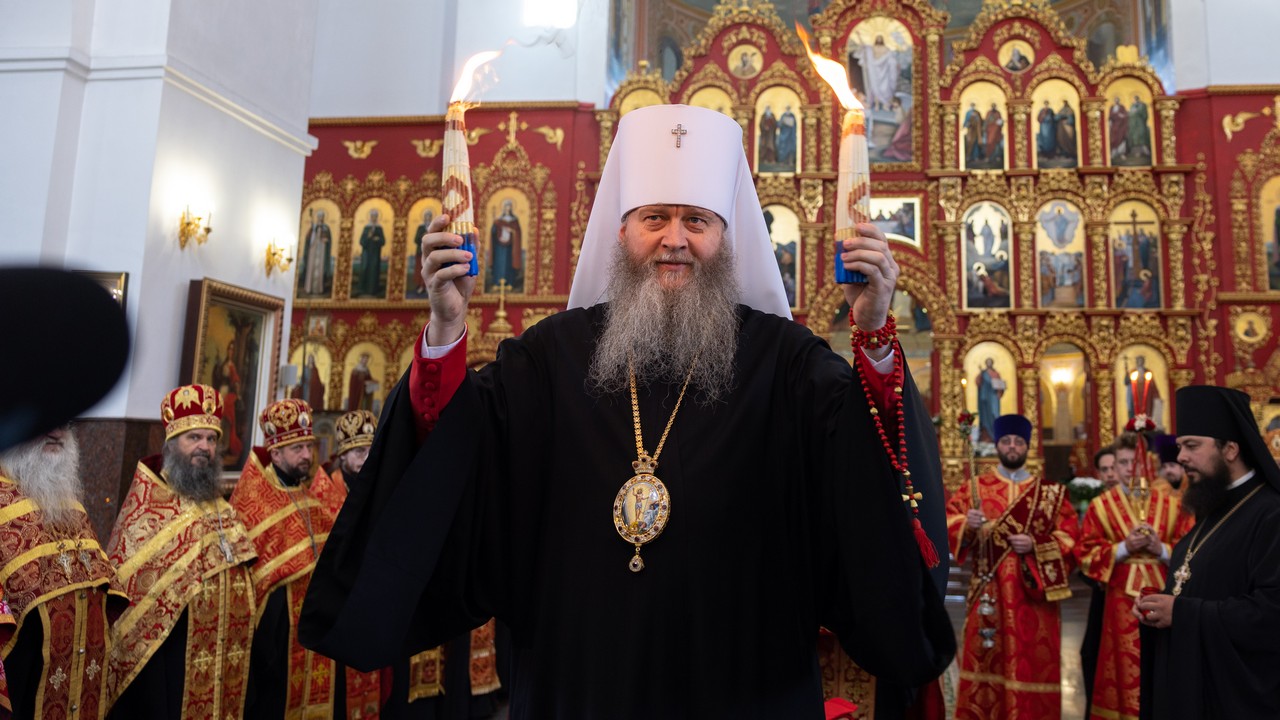 Вы сейчас просматриваете Луганск. Митрополит Пантелеимон совершил Пасхальную вечерню во Владимирском кафедральном соборе