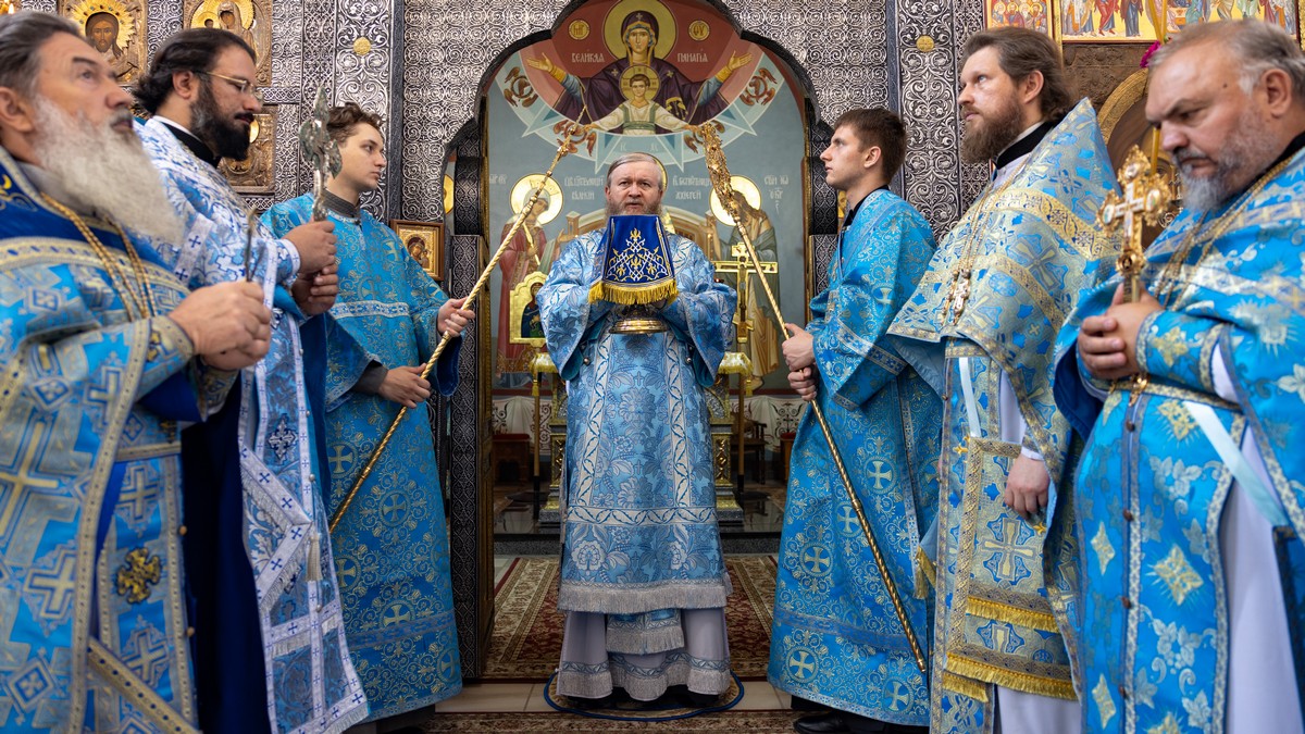 Подробнее о статье Луганск. Митрополит Пантелеимон совершил богослужение на подворье мужского монастыря
