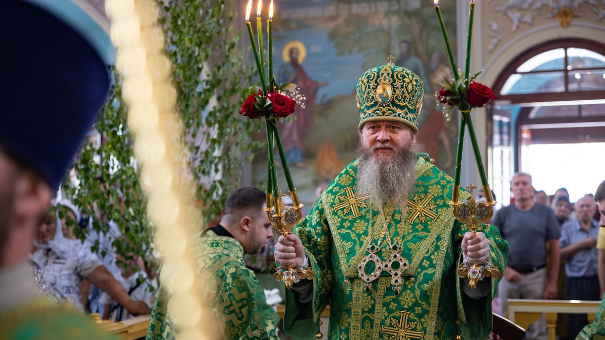 Подробнее о статье Луганск. В праздник Святой Троицы, Митрополит Пантелеимон совершил богослужение в кафедральном соборе