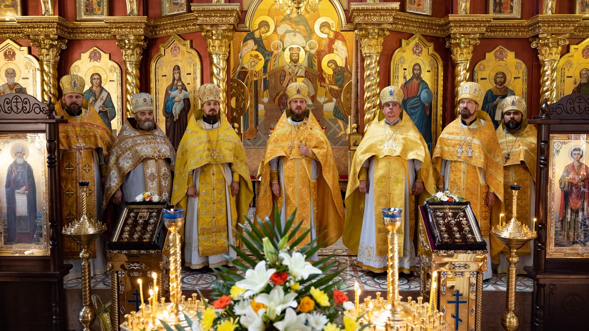Вы сейчас просматриваете Луганск. Секретарь епархии возглавил престольный праздник храма Всех святых