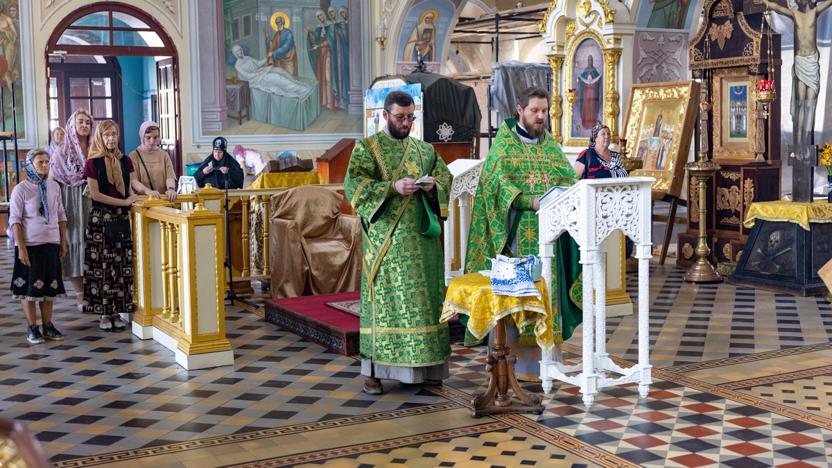 Луганск. В День семьи, любви и верности, секретарь епархии совершил богослужение в кафедральном соборе
